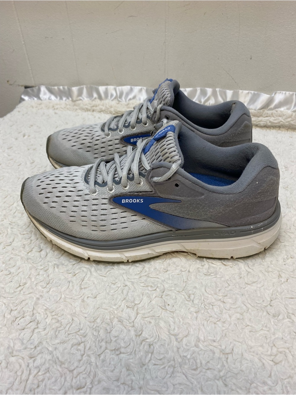 Brooks Dyad 11 Shoes Womens 9 Gray Running Comfort Walking Gym Athletic Sneaker